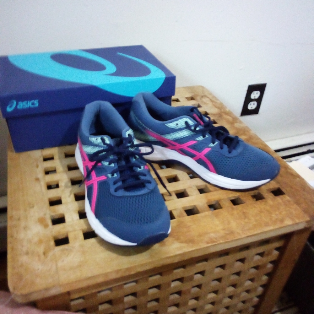 Oasis sneakers size 10 wide
